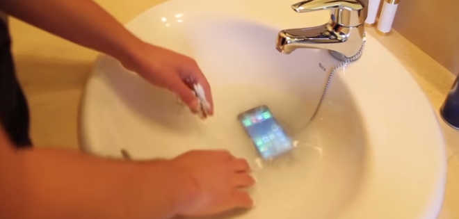 (VIDEO) Así puedes revivir tu celular si cae al agua