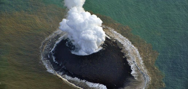 Nueva isla japonesa surgida de un volcán duplica su tamaño