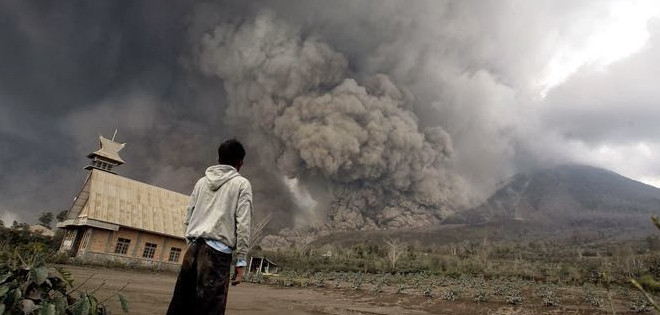 Erupción del volcán indonesio Sinabung, que en febrero causó 16 muertos