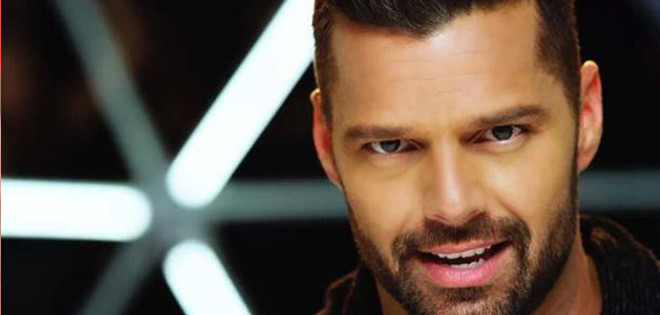 Un hombre se somete a múltiples cirugías para parecerse a Ricky Martin