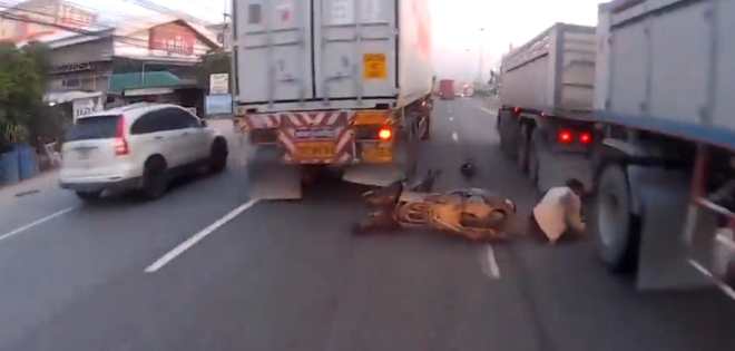(VIDEO) Motociclista se salva de morir aplastado por un camión