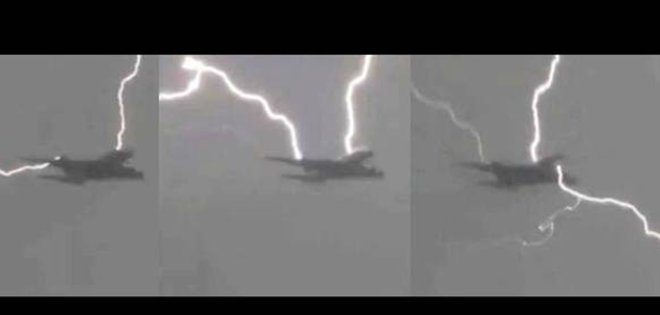VIDEO: Avión es alcanzado por 3 rayos en pleno vuelo