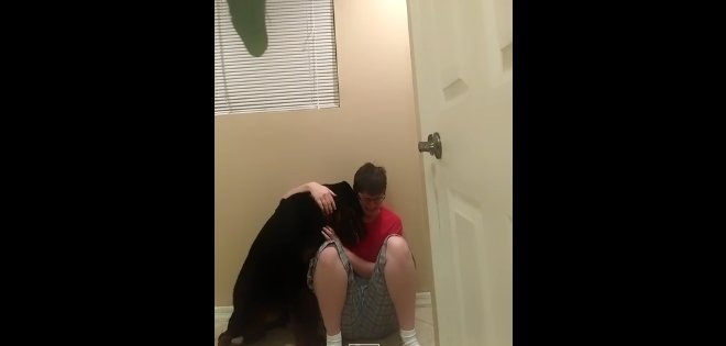 (VIDEO) El perro que ayuda a su dueña cuando sufre una crisis nerviosa