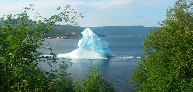 (VIDEO) La impresionante caída de iceberg que se volvió viral