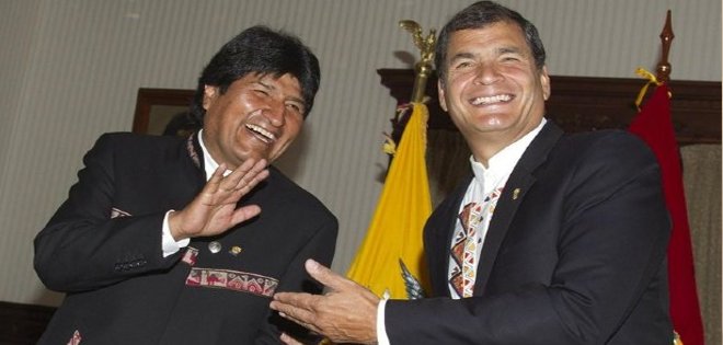 Correa llega a Bolivia para reunirse con Morales