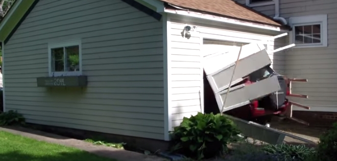 (VIDEO) Hombre de 91 años cumple su deseo de salir del garaje sin abrir la puerta