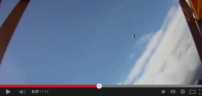 Vídeo: paracaidista a punto de ser golpeado por un meteorito