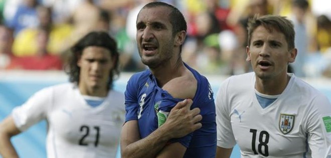 Auspiciante de Italia sorteará tres camisetas con la &quot;mordida&quot; de Suárez