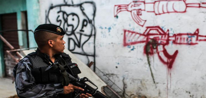 Envían tropas federales a Río de Janeiro para controlar violencia en favelas
