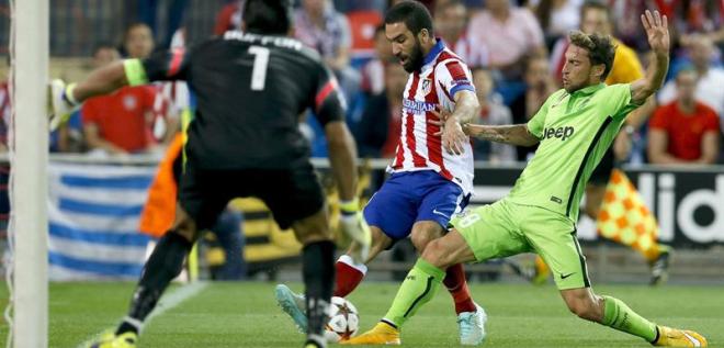 Arda impulsa al Atlético y Benzema salva al Madrid