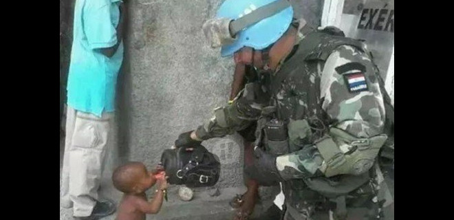 El simple gesto de un soldado que ha conmovido a todo el mundo