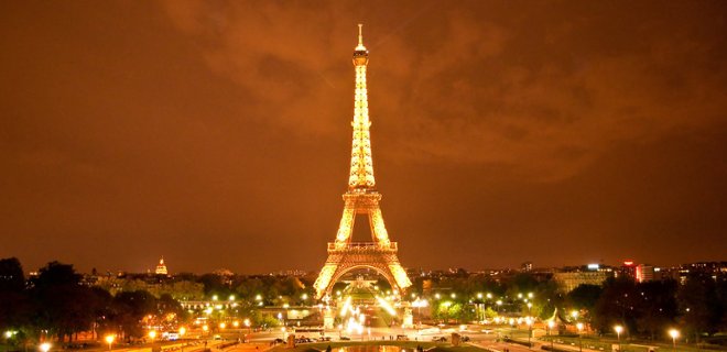 Venden un pedazo de la torre Eiffel por 220.000 euros