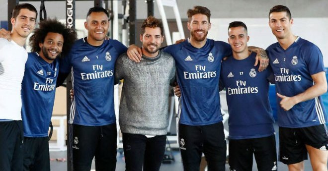 David Bisbal visita a jugadores del Real Madrid