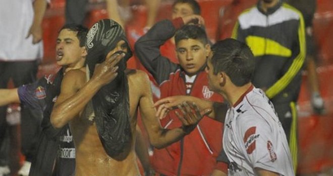 Barrabravas asaltan a jugador de su propio club en Argentina