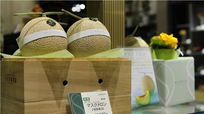 Por qué en Japón dos melones y un racimo de uvas pueden llegar a costar lo mismo que un carro