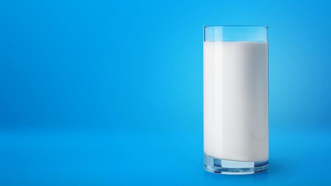 ¿Realmente beber leche hace más fuertes los huesos?