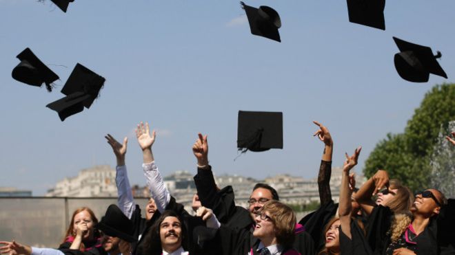 La universidad que no quiere que sus estudiantes se gradúen lanzando sus birretes al aire
