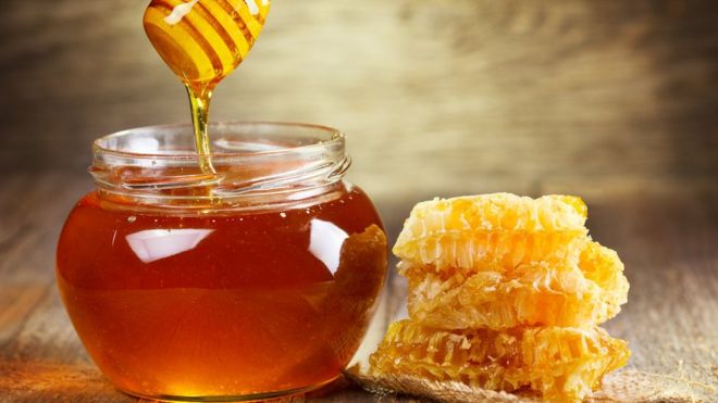 Por qué es tan cara la miel de manuka que está tan de moda en el mundo