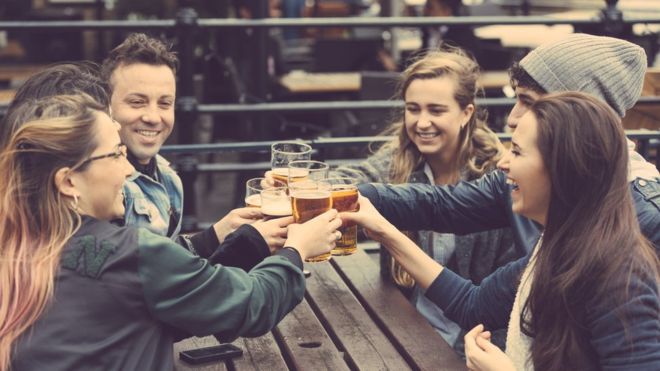 Por qué cuando bebemos alcohol nos resulta más fácil hablar un segundo idioma
