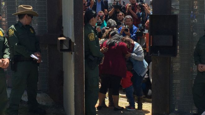 El emotivo abrazo de 3 minutos en la frontera de México y EE.UU. entre una madre y una hija separadas desde hace 6 años