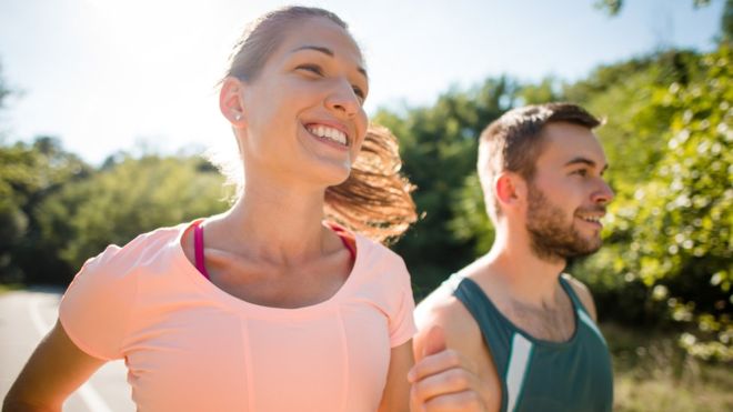 Por qué sonreír puede hacer que mejores tu rendimiento al correr