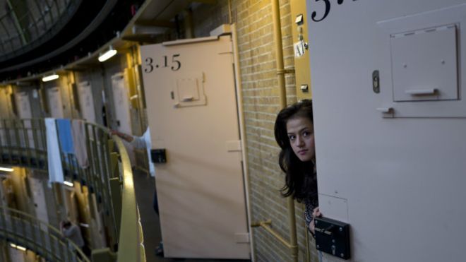 Por qué en una cárcel de Holanda viven cientos de refugiados