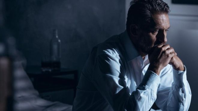 ¿Por qué hay más hombres víctimas de suicidio?
