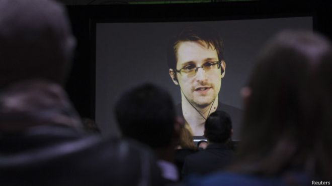 Excolaborador de la CIA Edward Snowden solicita asilo político a Suiza