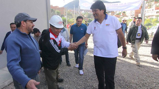 (VIDEO) La sorpresa de los bolivianos al ver a Evo Morales pedirle a un escolta que le ate los cordones