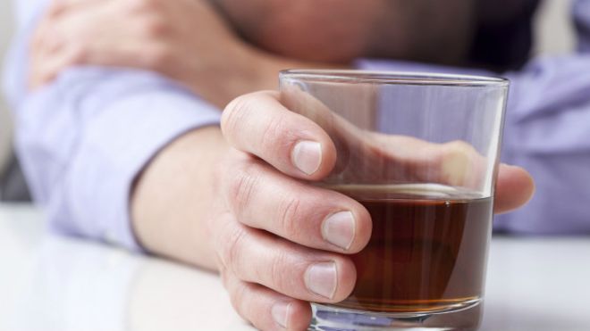 Por qué el alcohol te hace lucir más viejo y cómo evitarlo