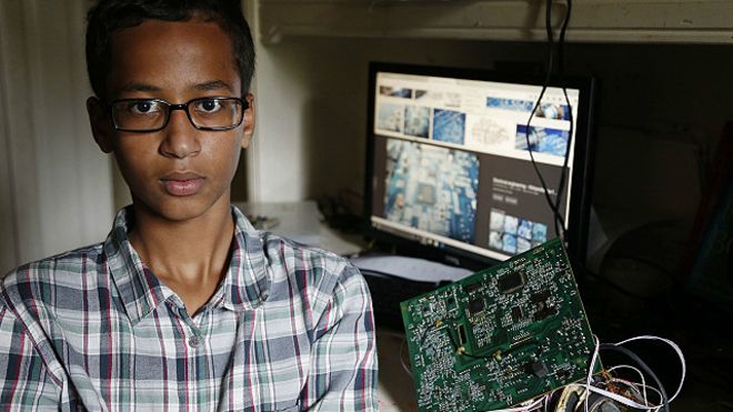Ahmed Mohamed: el niño arrestado por construir un reloj que confundieron con una bomba
