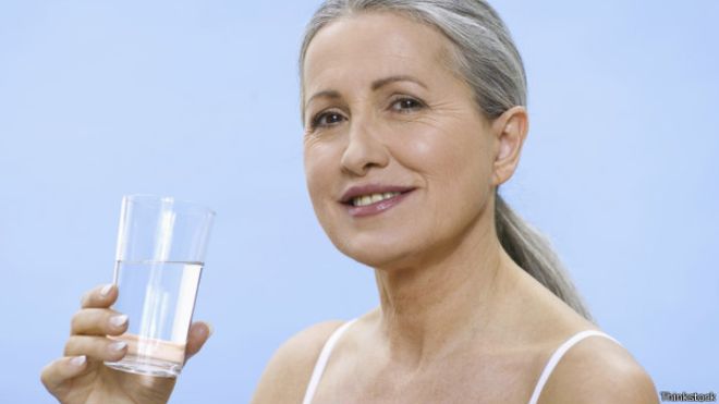 5 beneficios de beber agua en ayunas