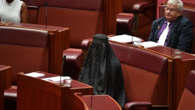 Polémica en el Parlamento de Australia por senadora de extrema derecha que se presentó con burka
