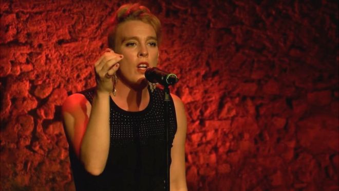 Una joven cantante francesa muere súbitamente en la escena durante un concierto