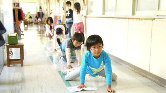 Por qué los estudiantes en Japón tienen que limpiar los baños de sus escuelas