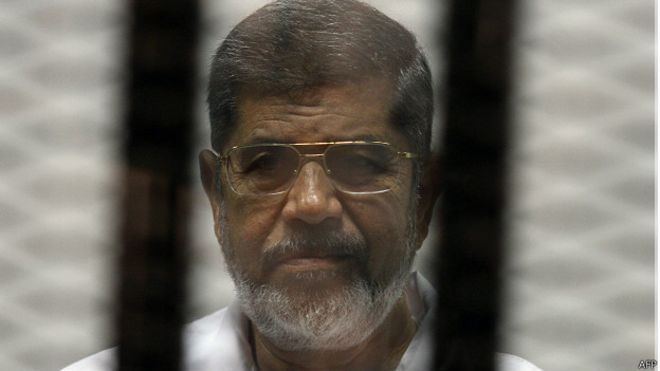 Egipto: tribunal condena a muerte a expresidente Mohamed Morsi