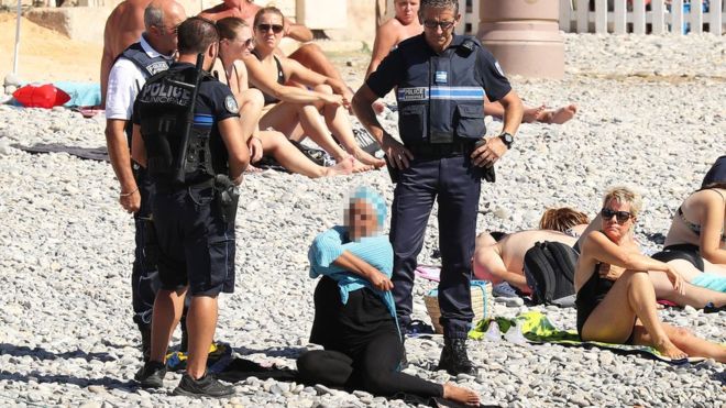 La indignación por la imagen de unos policías obligando a desvestirse a mujer musulmana en una playa de Francia