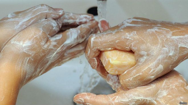 ¿Qué tan peligroso es no lavarse las manos tras ir al baño?