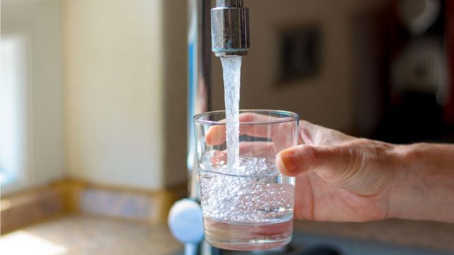 ¿Cuánto plástico contiene el agua que bebes?