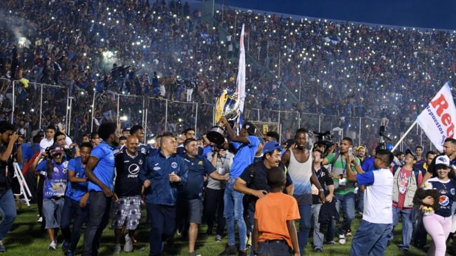 Avalancha de aficionados en estadio de fútbol de Honduras deja 4 muertos