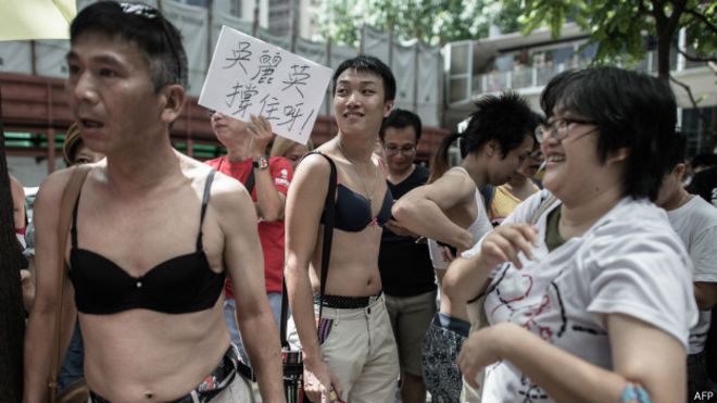 Protesta en Hong Kong contra condena por usar &quot;los senos como arma&quot;