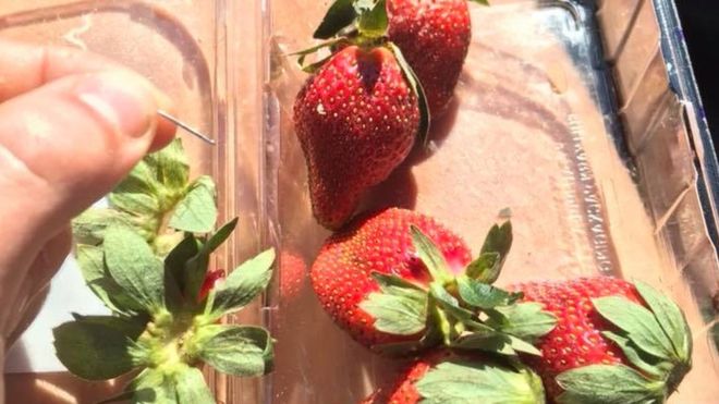 Escándalo por agujas escondidas en fresas en Australia
