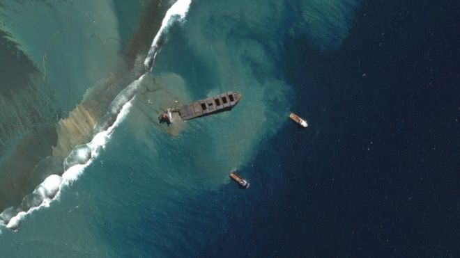 El barco que vertió toneladas de crudo en el océano Índico se rompió en dos