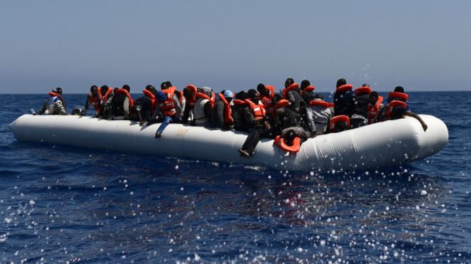 Interceptan barcos con 300 migrantes ante la costa de Libia