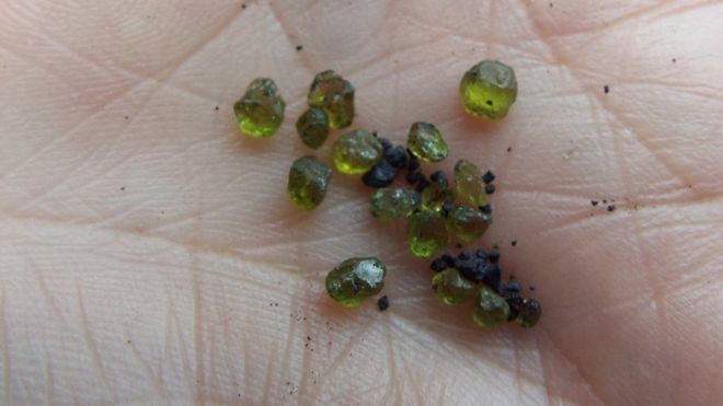 Hallan misteriosas gemas verdes en Hawái
