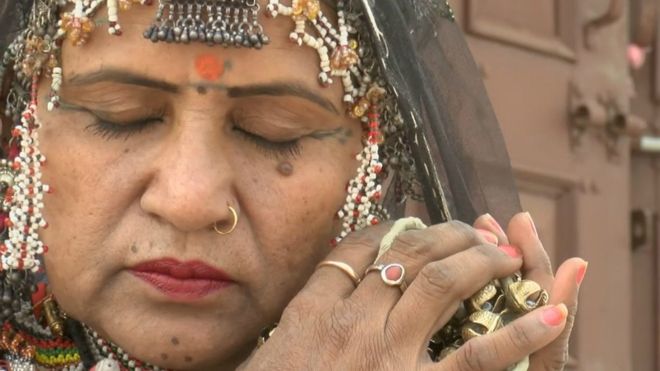 La bailarina india hija de un encantador de serpientes a la que enterraron viva al nacer