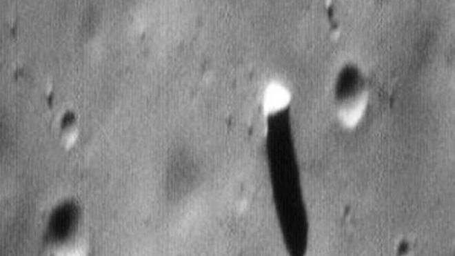 El misterioso “monolito” avistado en una de las lunas de Marte