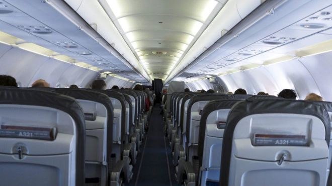 ¿Por qué en aviones se bajan las luces durante despegue y aterrizaje?