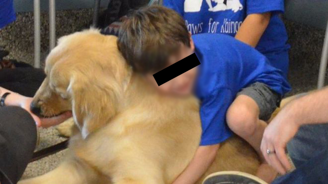 El emotivo momento en que un niño con autismo logra por primera vez en su vida dar un abrazo y fue a un perro