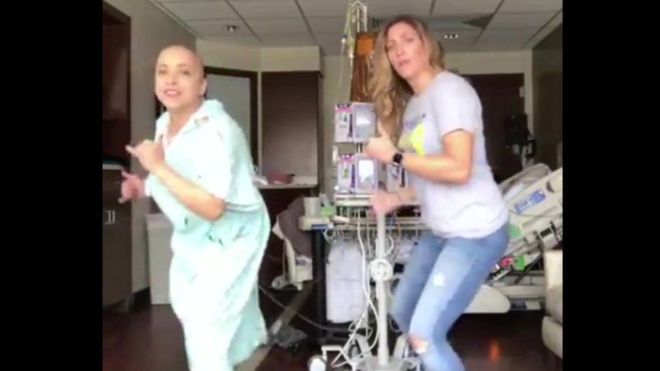 Muere la mujer a la que millones vieron bailar mientras recibía tratamiento contra el cáncer
